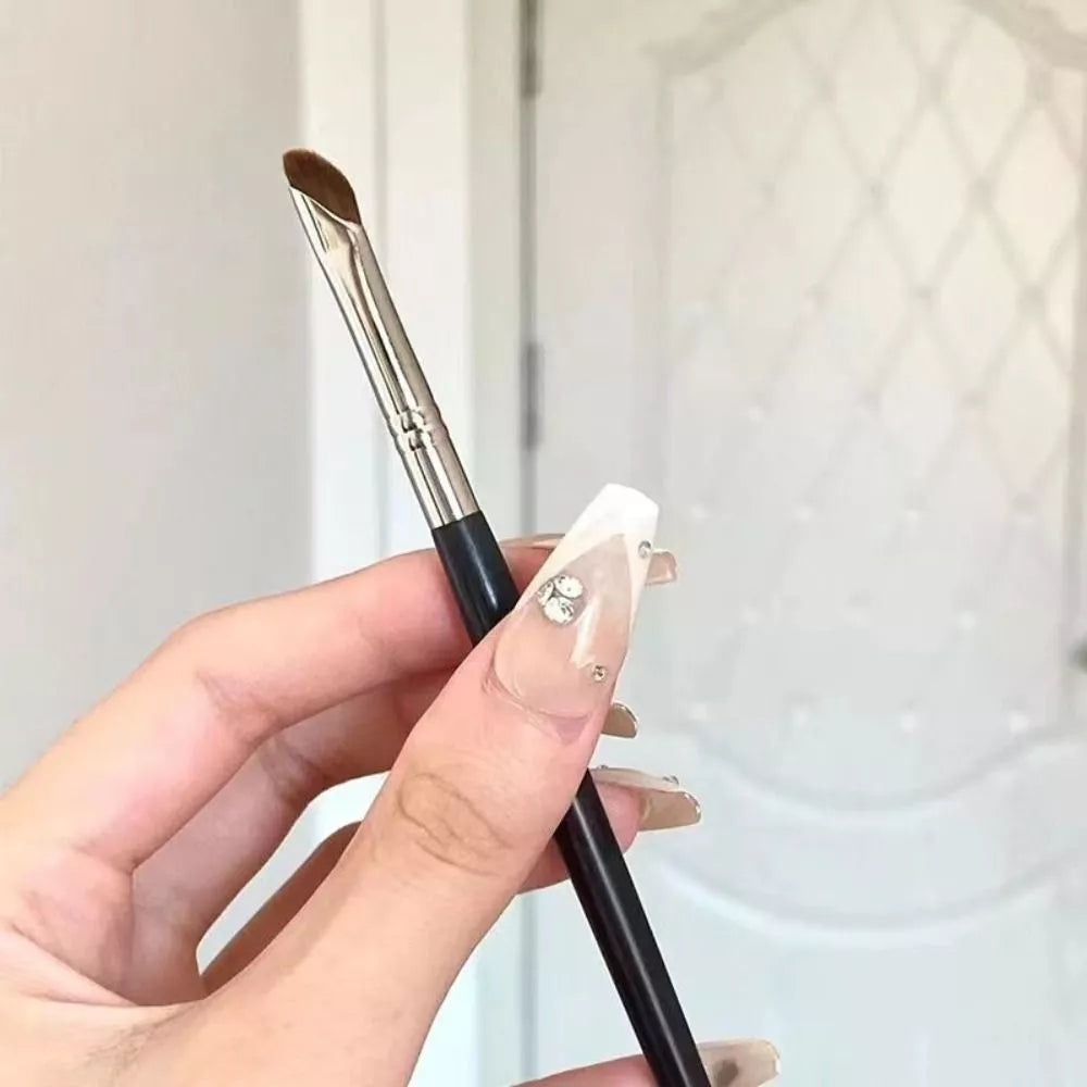 Sickle Eyeliner Brush 🖌️✨