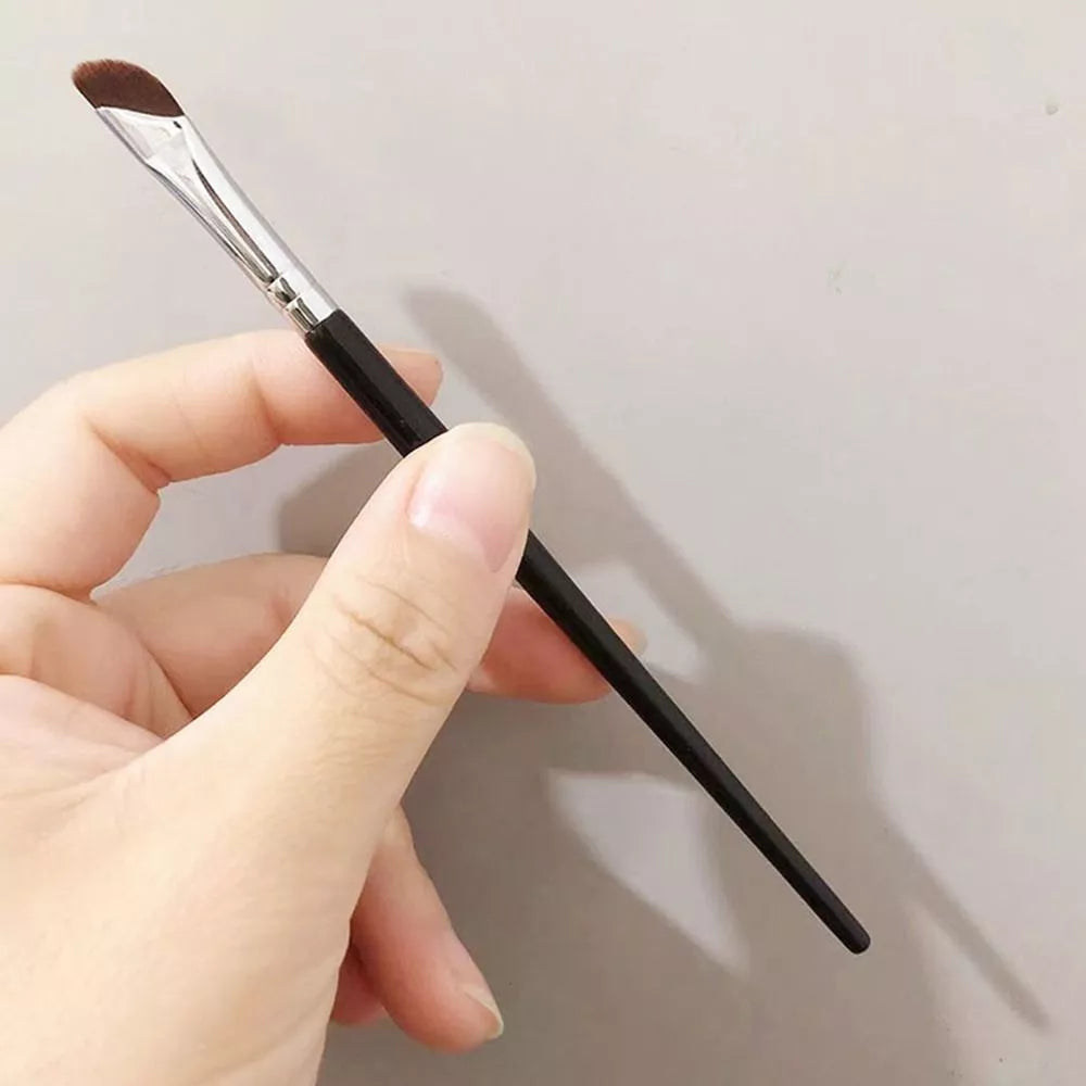 Sickle Eyeliner Brush 🖌️✨