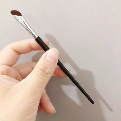 Sickle Eyeliner Brush 🖌️✨