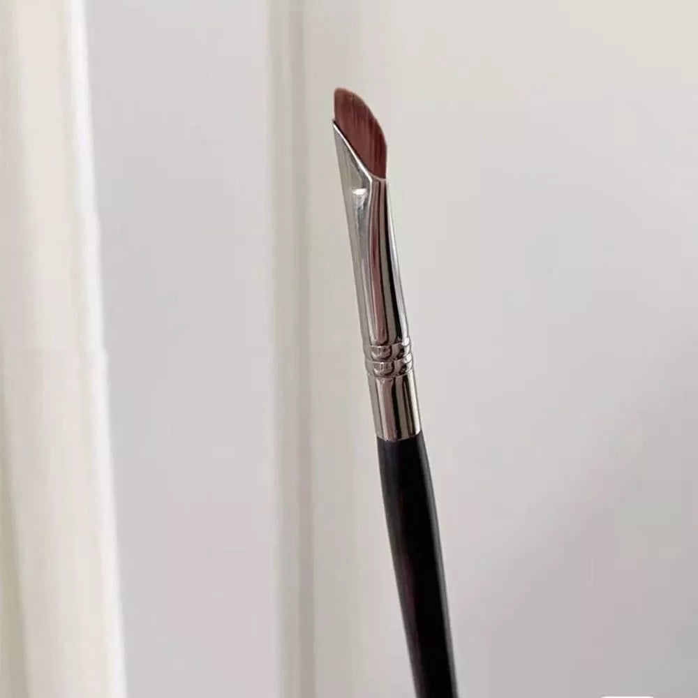 Sickle Eyeliner Brush 🖌️✨